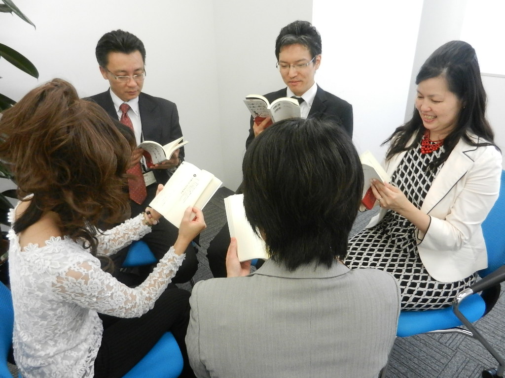 青山華子の本を読んでいる写真