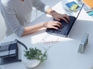 ノートＰＣを打つ女性